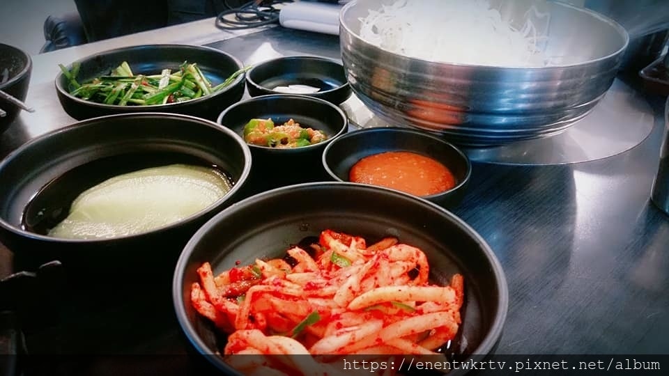 【首爾市廳美食】豬腳百百種,好難選!!今天帶你吃'滿足五香豬 【首爾市廳美食】豬腳百百種,好難選!!今天帶你吃'滿足五香豬