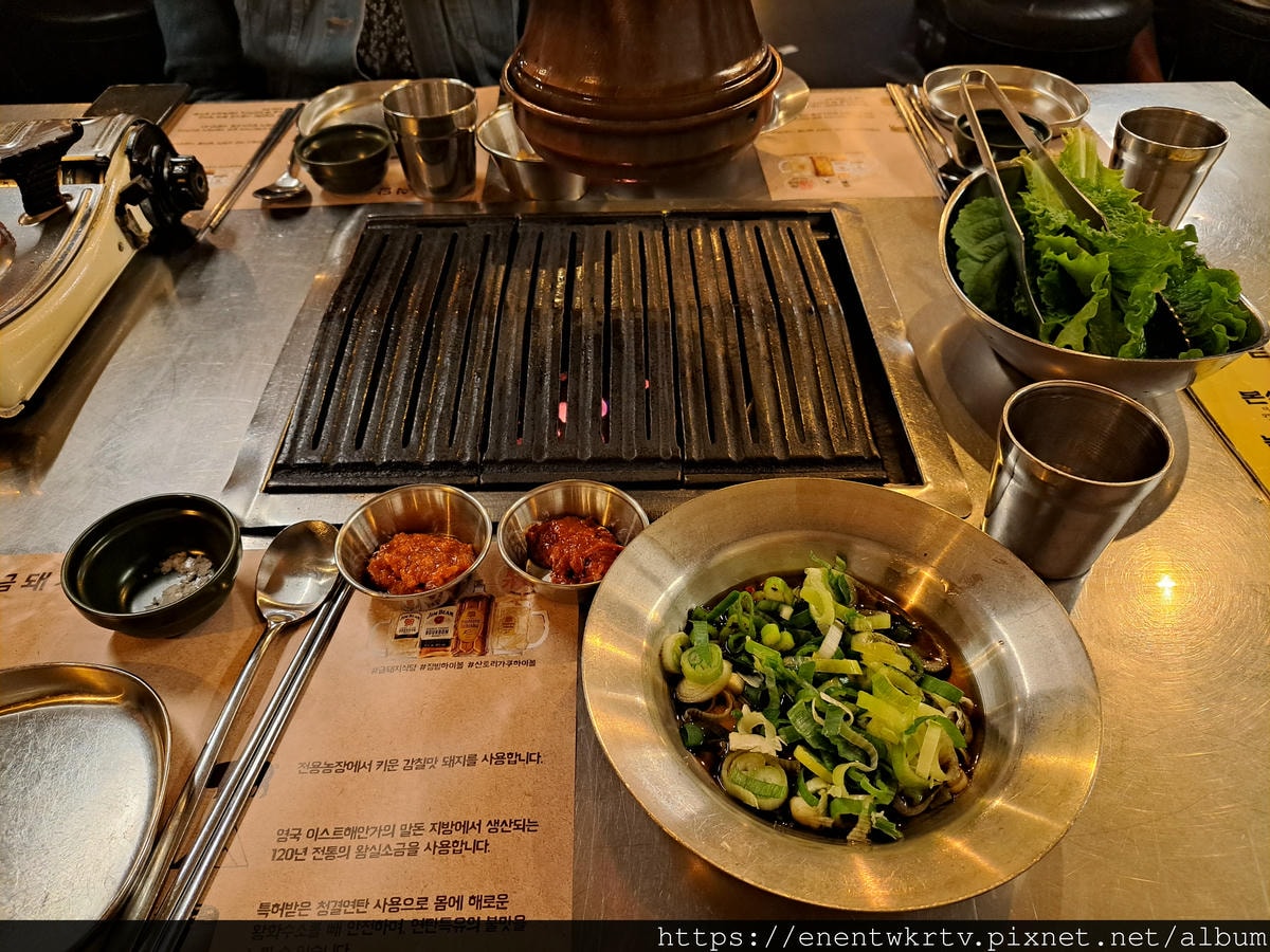 【韓國美食。首爾】金豬食堂금돼지식당丨韓國米其林推薦的人氣烤
