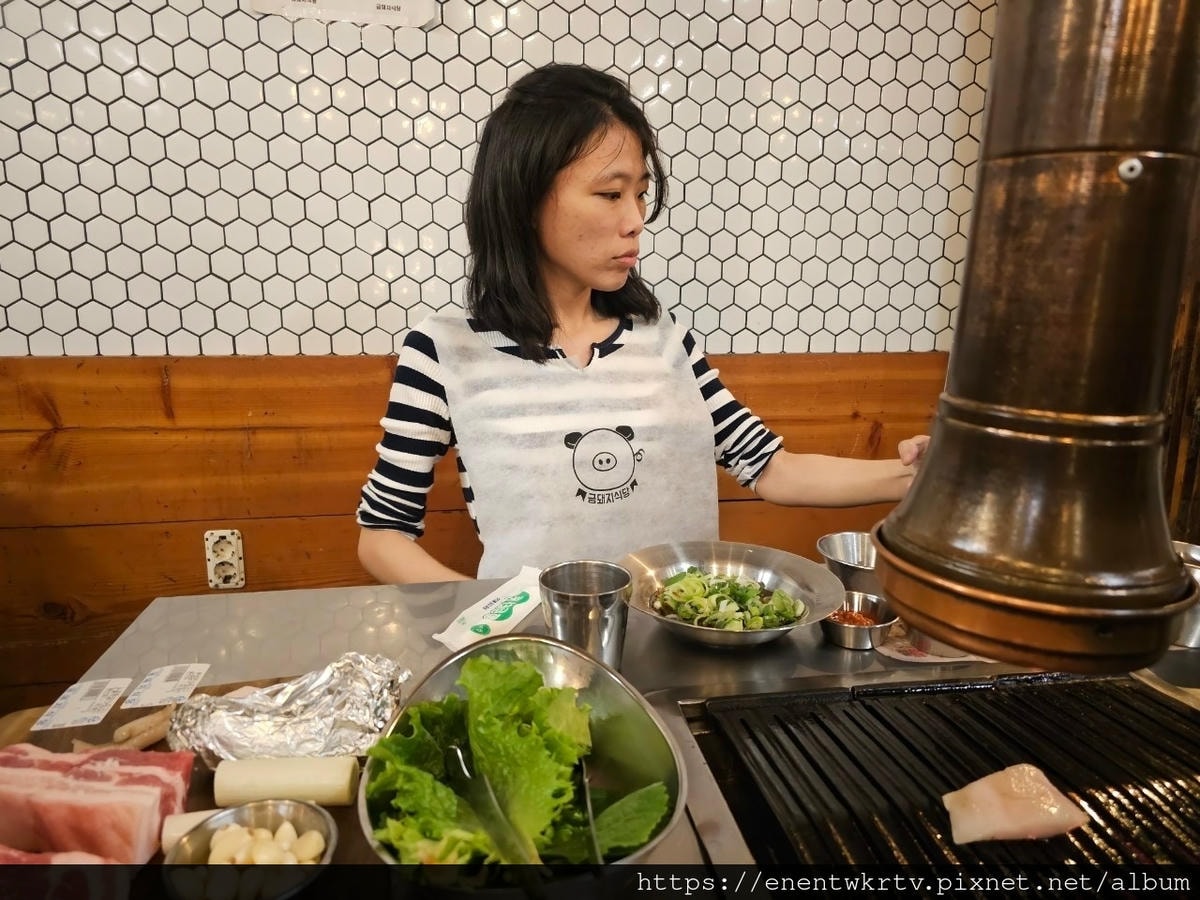 【韓國美食。首爾】金豬食堂금돼지식당丨韓國米其林推薦的人氣烤