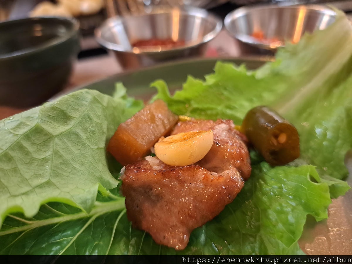 【韓國美食。首爾】金豬食堂금돼지식당丨韓國米其林推薦的人氣烤