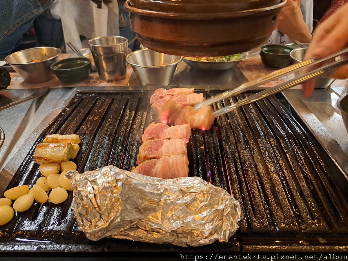【韓國美食。首爾】金豬食堂금돼지식당丨韓國米其林推薦的人氣烤