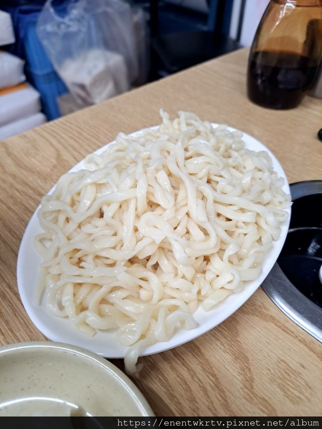 【韓國美食。首爾】韓式新村刀削麵신촌칼국수,一個人也能吃的韓 【韓國美食。首爾】韓式新村刀削麵신촌칼국수,一個人也能吃的韓