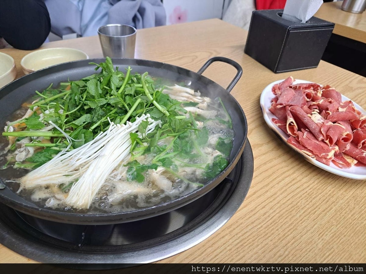 【韓國美食。首爾】韓式新村刀削麵신촌칼국수,一個人也能吃的韓 【韓國美食。首爾】韓式新村刀削麵신촌칼국수,一個人也能吃的韓