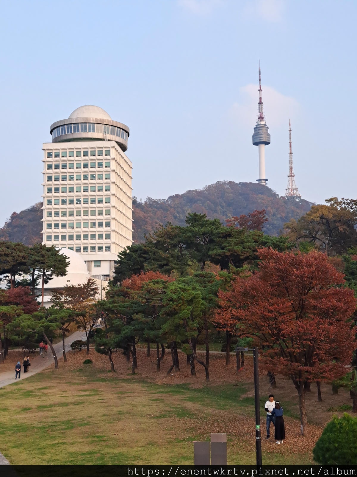 【首爾自由行丨韓國旅遊丨韓國秋天限定賞楓景點】首爾南山白凡廣 【首爾自由行丨韓國旅遊丨韓國秋天限定賞楓景點】首爾南山白凡廣