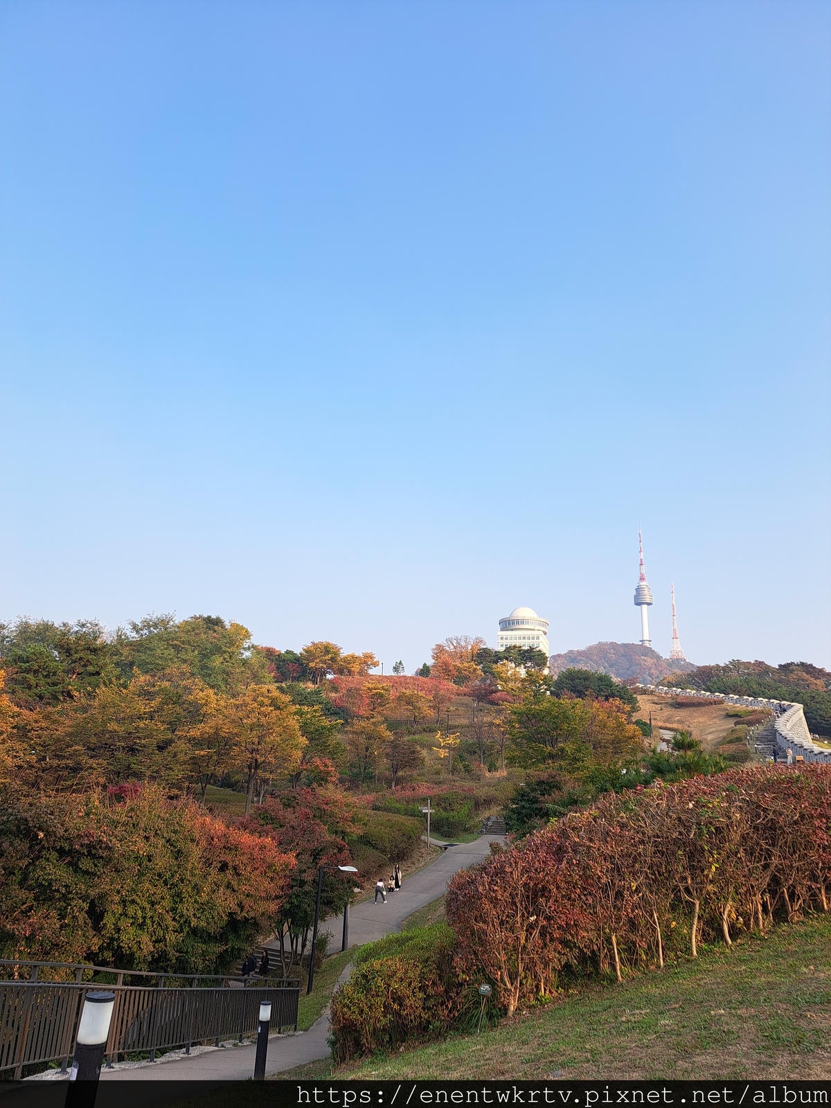 【首爾自由行丨韓國旅遊丨韓國秋天限定賞楓景點】首爾南山白凡廣 【首爾自由行丨韓國旅遊丨韓國秋天限定賞楓景點】首爾南山白凡廣