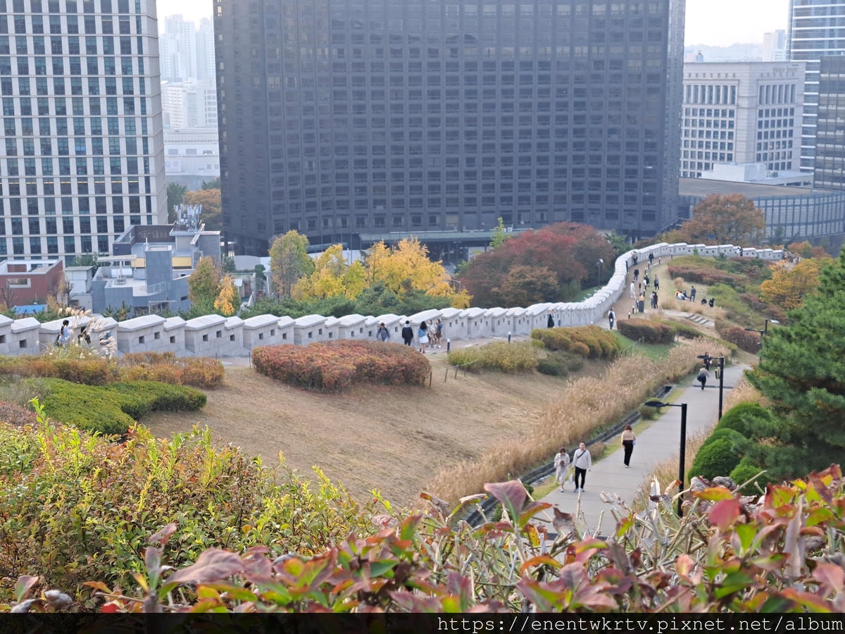 【首爾自由行丨韓國旅遊丨韓國秋天限定賞楓景點】首爾南山白凡廣 【首爾自由行丨韓國旅遊丨韓國秋天限定賞楓景點】首爾南山白凡廣