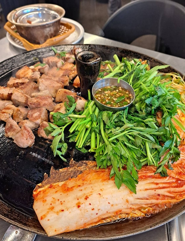 【韓國美食。弘大】弘大水芹菜烤肉목구멍홍대입구역점必吃推薦丨弘大美食。弘大烤肉推薦丨邊佑錫同款 背著善宰跑取景餐廳 - 第9張圖 【韓國美食。弘大】弘大水芹菜烤肉목구멍홍대입구역점必吃推薦丨弘大美食。弘大烤肉推薦丨邊佑錫同款 背著善宰跑取景餐廳