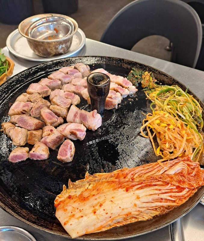【韓國美食。弘大】弘大水芹菜烤肉목구멍홍대입구역점必吃推薦丨弘大美食。弘大烤肉推薦丨邊佑錫同款 背著善宰跑取景餐廳
